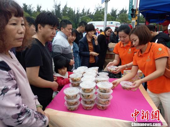 2月22日,海口新海港,海口爱心企业为等待过海的旅客免费提供早餐。 尹海明 摄