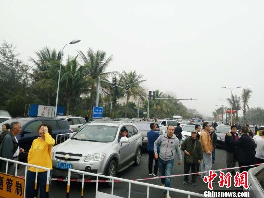 春节期间，受琼州海峡大雾影响，大量车辆旅客滞留海口。　尹海明　摄