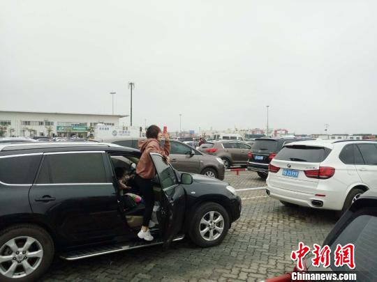 春节期间,受琼州海峡大雾影响,大量车辆旅客滞留海口。 尹海明 摄