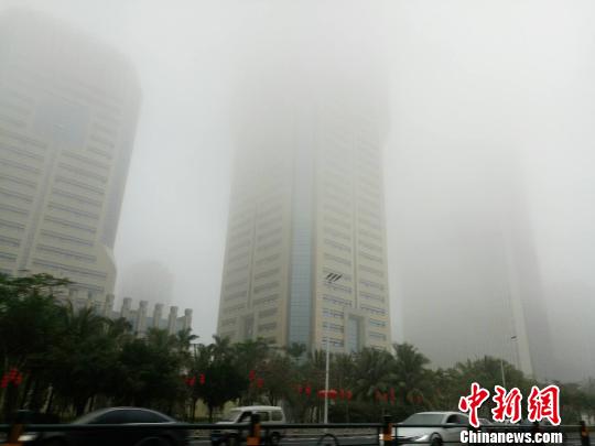 春节假日期间,海口持续大雾不断。 尹海明 摄