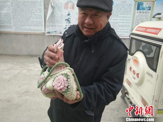 中国新闻网:老人捡万元现金物归原主 婉拒失主千元酬金(图)