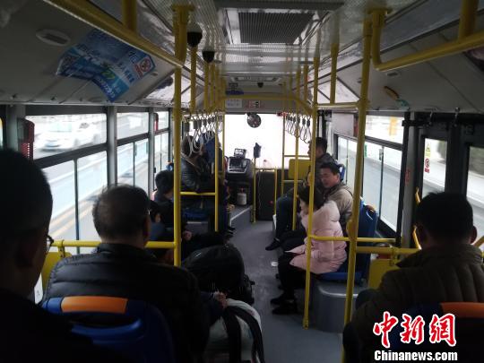 公交车免费试点后,市民乘坐公交车出行意识增强, 孙振峰 摄
