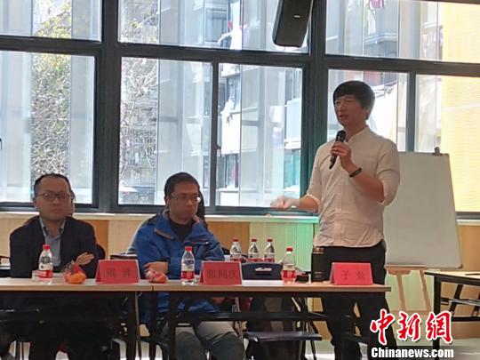 子鱼(右)发言。 刘仙芹 摄
