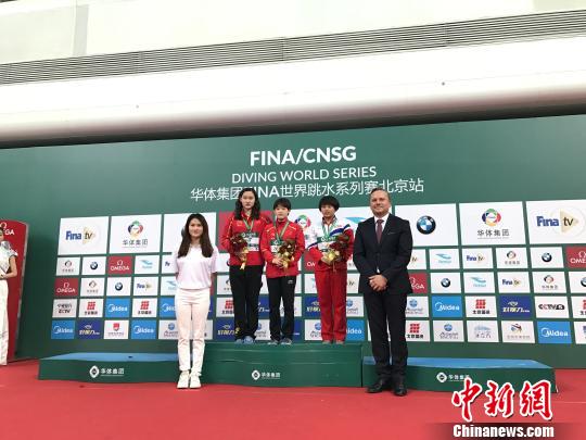 五枚奥运金牌获得者陈若琳以裁判长身份,为运动员颁奖。小将张家齐获得女子十米台冠军。 马元豪 摄