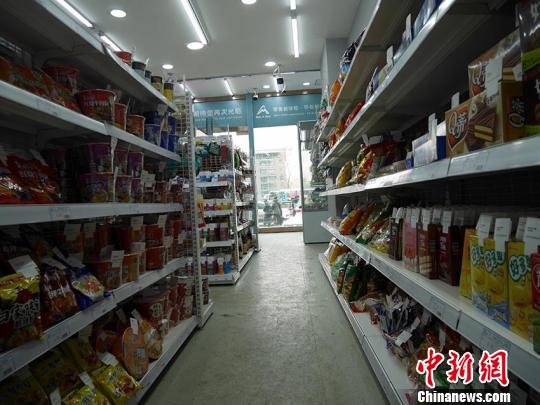 这家无人超市面积30平方米,经营水果、蔬菜、酒水饮料、休闲食品、洗化日杂等。 苍雁 摄