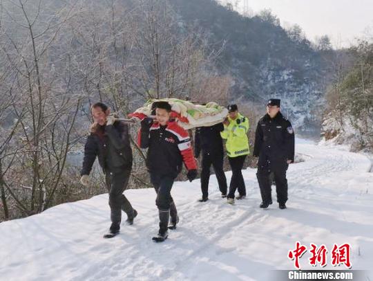 中国新闻网:老人突发心脏病遇冰雪阻路 家属民警自制担架送医