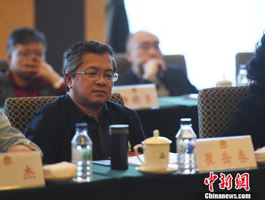 29日,吉林省政协委员崔岳春参加政协吉林省第十二届委员会第一次会议分组讨论。 张瑶 摄