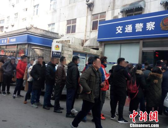 2月26日,徐州鼓楼交通违章处理窗口外,市民排起长队。 朱志庚 摄 2月26日,徐州鼓楼交通违章处理窗口外,市民排起长队。 朱志庚 摄