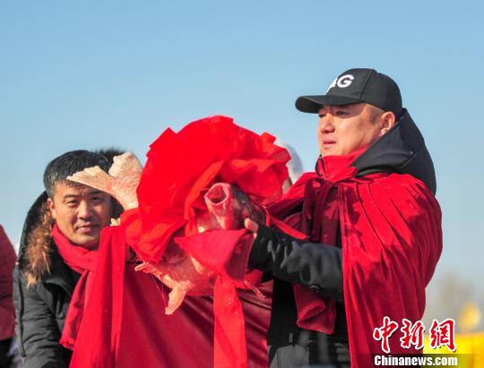 头鱼拍卖出718888元高价。 于海洋 摄 头鱼拍卖出718888元高价。 于海洋 摄