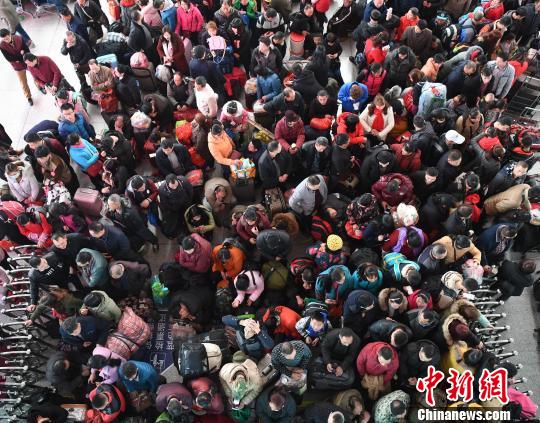 2月9日,福州火车北站旅客在候车厅排队等候检票上车。据中国铁路总公司消息,当日,全国铁路预计发送旅客940万人次,增开旅客列车944列。 张斌 摄 中国各地铁路迎来节前春运客流高峰