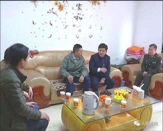 ▲江西省抚州市副市长、金溪县委书记王成兵(右二)与金溪籍优秀军官龚凯峰(右三)亲切交谈。