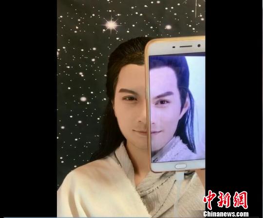 中国新闻网:辣妈直播“易容术” 脸上“作画”仿妆200多明星