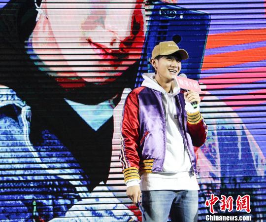 黄子韬穿着休闲,帅气现身成都。 林冬梅 摄