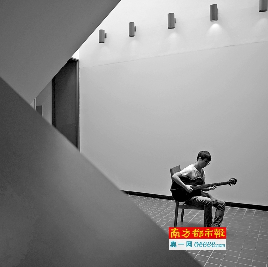 “中国爵士新贵”、“中国爵士吉他青年领军人物”……1990年生人的爵士吉他手肖骏，顶着很多这样的标签，12月15日，他将发行首张个人原创专辑《三棱镜Triangular Prism》。