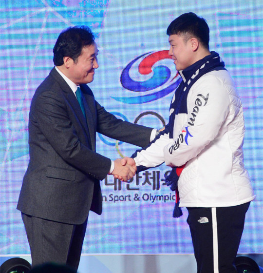 韩国总理（左）与元润钟握手