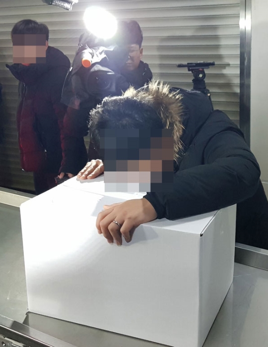 婴儿尸体被送去解剖,家人难掩悲痛