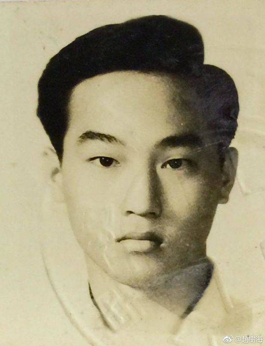 赵又廷父亲晒16岁旧照 遗传基因这么强大