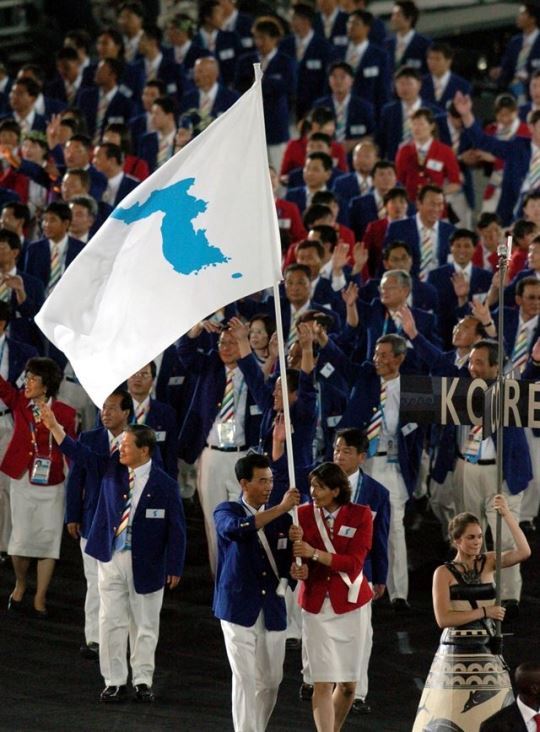 2004年雅典奥运会，朝韩男女旗手举统一旗共同入场