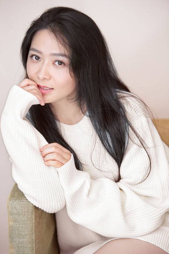 开心麻花贾金金拍写真 笑容清新自然