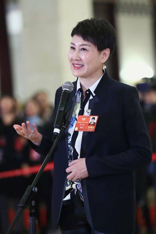 全国政协委员张凯丽在“委员通道”接受采访。新华社记者 张玉薇 摄