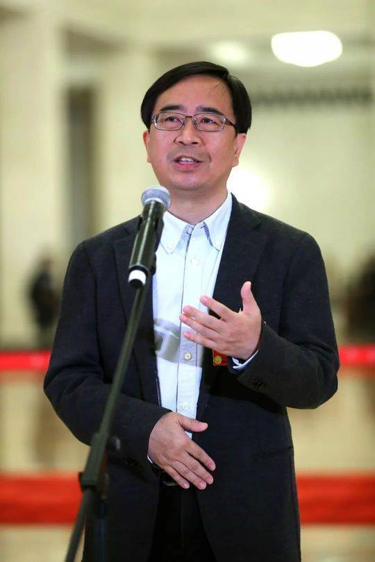 全国政协委员潘建伟在“委员通道”接受采访。新华社记者 张玉薇 摄