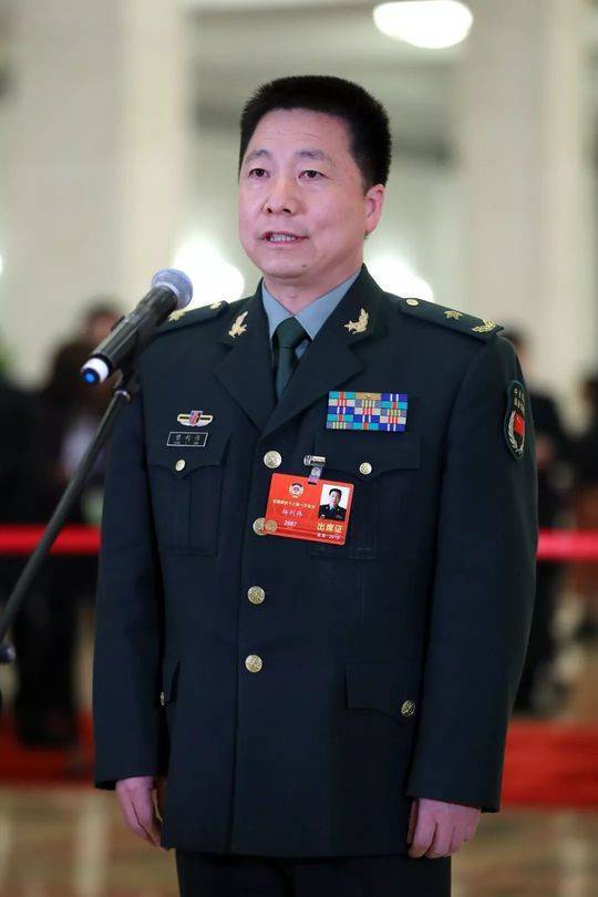 全国政协委员杨利伟在“委员通道”接受采访。新华社记者 张玉薇 摄