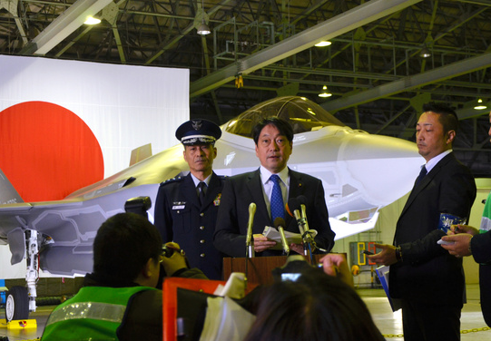 1519613753312943.png 日本防卫相小野寺五典出席空自首次部署F-35A的纪念仪式(图来自日本《朝日新闻》)