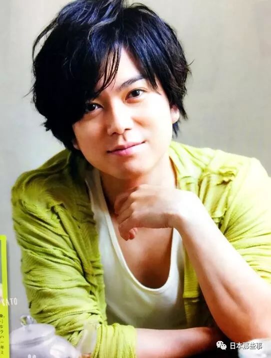 2012年1月28日发行首部小说《粉与灰》（被拍成了电影）。