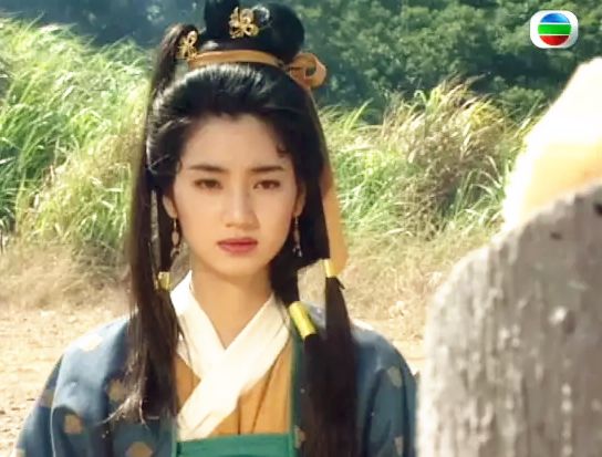 25岁成TVB史上最年轻视后,她年轻时美貌不输