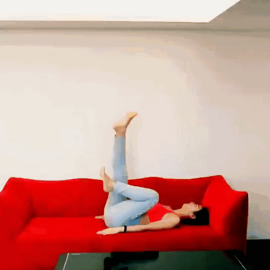 两手自然下垂两脚于肩同宽沙发前空地上——沙发派大星沙发运动第一式