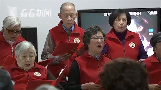 偶像组合 一年六场档期忙|偶像组合|敬老院|军