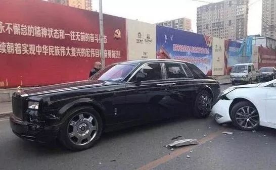 砰!千万劳斯莱斯街头被撞,豪车主人黑脸:卖房子