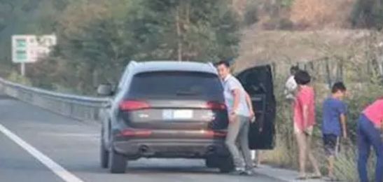 甚至在应急车道停车后下车大小便