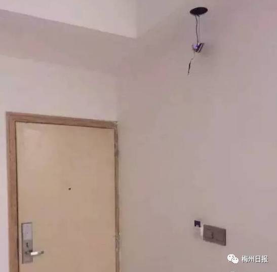 情侣酒店住一晚,醒来发现天花板竟如此可怕!