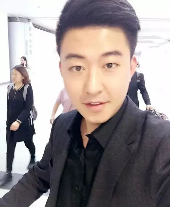 正文"最青春"教授"九零后"教授,媒体和学生大多用这些来形容郁培文