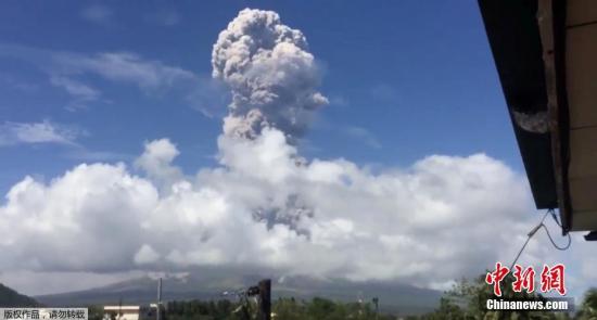 当地时间1月22日，位于菲律宾阿尔拜省卡马利格的马荣火山持续喷发，这已经是一周以来马荣火山的第二次喷发。