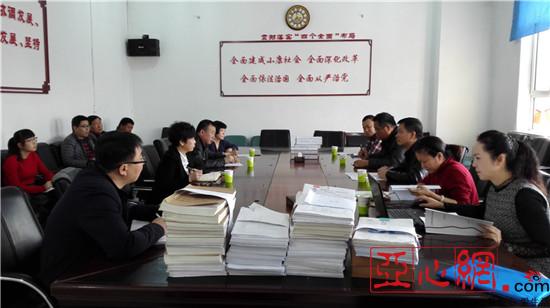 新疆兵团第十二师:师农发办检查二二二团农发