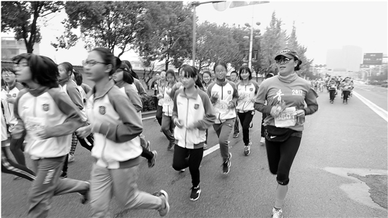 柳玲和自己的学生在2017田园松阳半程马拉松途中。钱江晚报 图