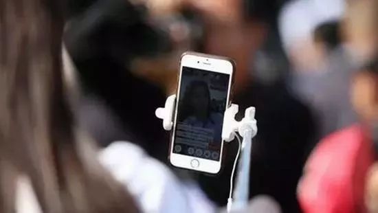 网络直播平台现荒郊挖古物:现场演示盗墓神器