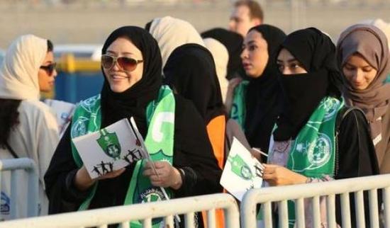 沙特体育场首次对女性开放 设专区与单身男性