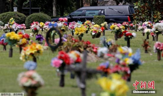 当地时间2016年6月16日，美国奥兰多，奥兰多枪击案遇难者葬礼在当地举行，家属与亲友前来致哀。