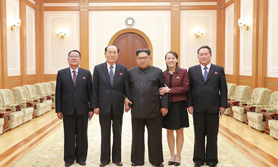 结束访韩回国的朝鲜高级代表团12日受到朝鲜最高领导人金正恩的会见。据朝中社13日报道,金正恩同代表团成员和陪同人员一一握手,并听取具体汇报。