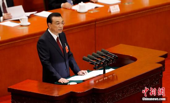 3月5日,十三屆全國人大一次會議在北京開幕。圖為國務(wù)院總理李克強(qiáng)作政府工作報(bào)告。<a target='_blank' >中新社</a>記者 杜洋 攝