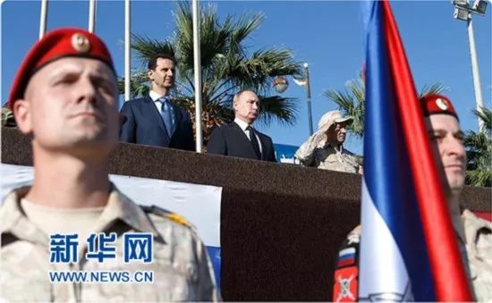 ▲12月11日，俄罗斯总统普京（后排中）和叙利亚总统巴沙尔（后排左）在俄驻叙空军基地一同检阅军队。