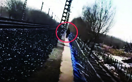 肇事逃逸者翻入铁路隔离网。视频截图