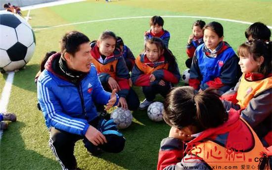 新疆乌鲁木齐市米东区:追梦女孩足球节点燃孩