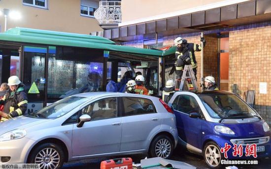 据外媒报道，当地时间1月16日，德国南部城镇埃伯巴赫一辆校车撞上一家商店，造成数十人受伤。