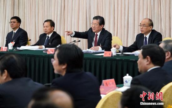 3月8日,十三届全国人大一次会议河北省代表团在北京举行全体会议。全国人大代表、河北省委书记王东峰(右二)与全国人大代表、省长许勤(右一)在会上回答记者提问。 中新社记者 毛建军 摄