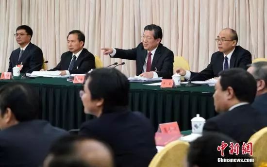 3月8日,十三届全国人大一次会议河北省代表团在北京举行全体会议。全国人大代表、河北省委书记王东峰(右二)与全国人大代表、省长许勤(右一)在会上回答记者提问。 <a target='_blank' href='http://www.chinanews.com/'>中新社</a>记者 毛建军 摄 3月8日,十三届全国人大一次会议河北省代表团在北京举行全体会议。全国人大代表、河北省委书记王东峰(右二)与全国人大代表、省长许勤(右一)在会上回答记者提问。 中新社记者 毛建军 摄