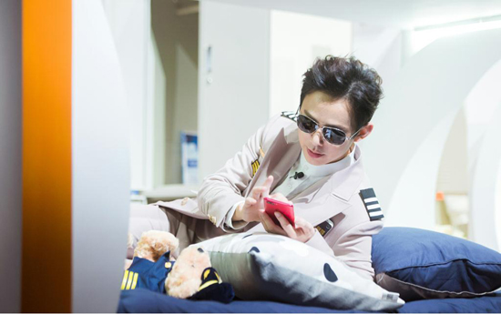 《明星大侦探》熊梓淇扮空少 与何炅王鸥飚戏|明星大侦探|王鸥|何炅_新浪娱乐_新浪网